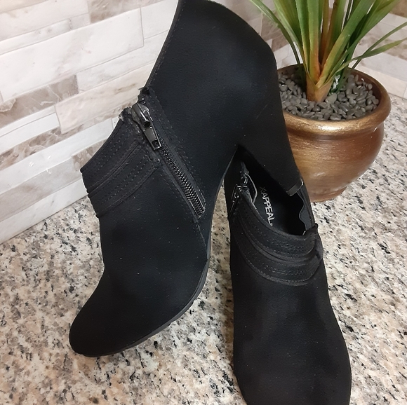 Black boots, Zippers side - Picture 3 of 3